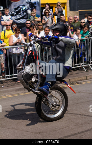 Una fotografia di un motociclista acrobatico in bici con solo una ruota posteriore Foto Stock