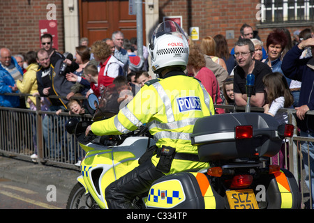 Psni polizia moto per il controllo del traffico aereo officer escort durante la parata in bangor county down Irlanda del Nord Foto Stock