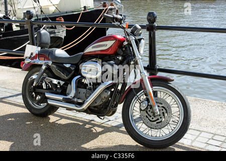 Una Harley Davidson Moto parcheggiata sul porto nel cuore della città di Bristol Foto Stock