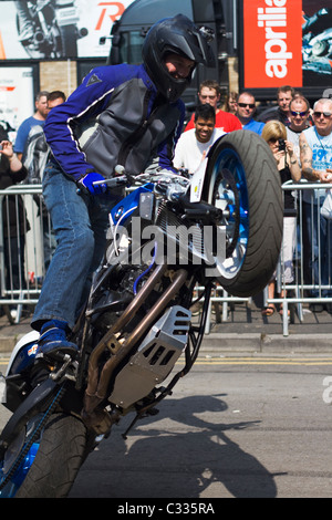 Una fotografia di un motociclista acrobatico Foto Stock