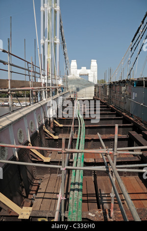 Lavori di riparazione in corso (aprile 2011) sull'Albert ponte che attraversa il fiume Tamigi a Londra, Inghilterra. Foto Stock