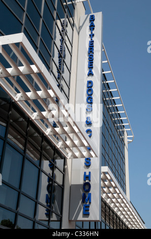 Saign sopra l'ingresso per la famosa Battersea cani e gatti Casa in Battersea, Londra, Regno Unito. Foto Stock