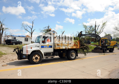 SAINT LOUIS, Missouri - 26 aprile: Clean up dopo il tornado ha colpito la Saint Louis area Venerdì 22 Aprile, 2011 Foto Stock