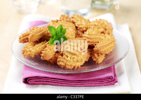 A forma di S i cookie su una piastra - dettaglio Foto Stock