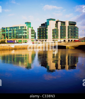 Dublino, Co Dublin, Irlanda, il fiume Liffey, Custom House, International Financial Services Centre (IFSC) Foto Stock