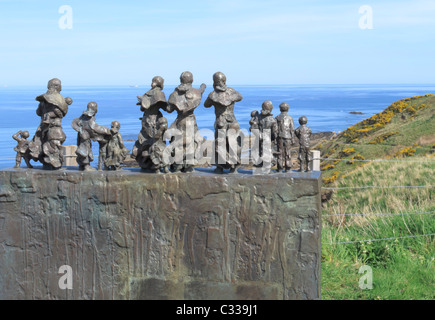 Cove villaggio di pescatori in Berwickshire - conservata in disuso del porto di pesca e comunità costiere. Memoriale di bronzo. Foto Stock