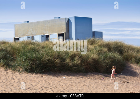 Twin Torness avanzato raffreddati a gas reattore nucleare power station, East Lothian, Scozia - energia atomica da spiaggia Foto Stock