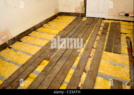 Installazione di isolamento in fibra di vetro a norma tavoloni Foto Stock