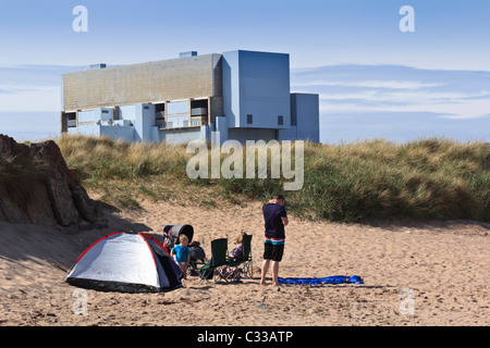 Twin Torness avanzato raffreddati a gas reattore nucleare power station, East Lothian, Scozia - energia atomica da spiaggia Foto Stock