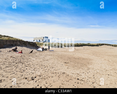 Twin Torness avanzato raffreddati a gas reattore nucleare power station, East Lothian, Scozia - energia atomica da spiaggia Foto Stock