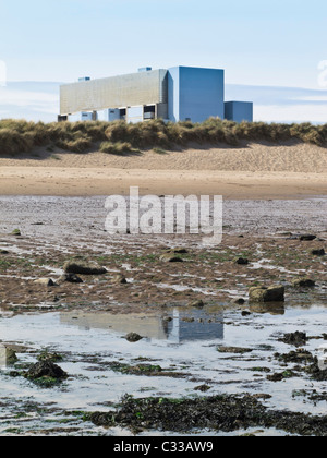 Twin Torness avanzato raffreddati a gas reattore nucleare power station, East Lothian, Scozia - energia atomica da spiaggia Foto Stock