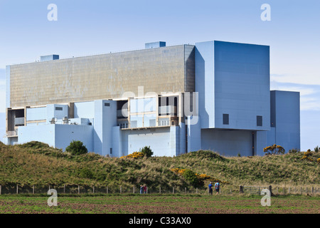 Twin Torness avanzato raffreddati a gas reattore nucleare power station, East Lothian, Scozia - energia atomica da spiaggia Foto Stock