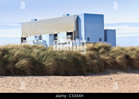 Twin Torness avanzato raffreddati a gas reattore nucleare power station, East Lothian, Scozia - energia atomica da spiaggia Foto Stock