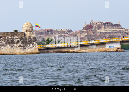 Le mura della città e il Castillo de San Felipe de Barajas, Cartagena, Colombia Foto Stock