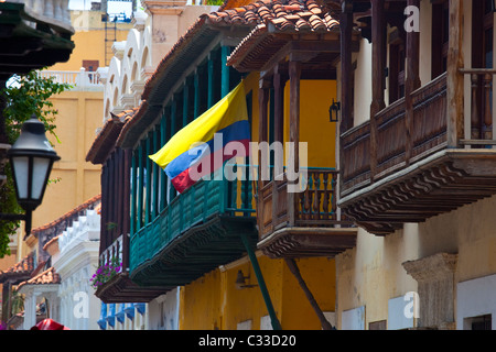 Bandiera colombiana su un balcone nella città vecchia, Cartagena, Colombia Foto Stock