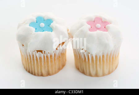 Poco iced cupcake isolati su sfondo bianco Foto Stock