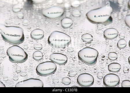 Il simbolo della busta si riflette nelle gocce di acqua. Close-up di goccioline di acqua posto su un disco DVD Foto Stock