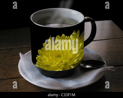 Tazza di tè caldo su un tavolo Foto Stock