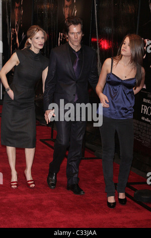 Kyra Sedgwick, Kevin Bacon, Sosie Ruth Bacon Premiere di "Frost / Nixon" al Teatro Ziegfeld New York City, Stati Uniti d'America - 17.11.08 Foto Stock