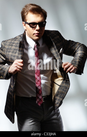 Immagine di uomo elegante in posa nella parte anteriore della fotocamera Foto Stock