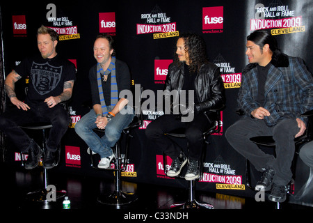 James Hetfield Lars Ulrich, Kirk Hammett e Robert Trujillo dei Metallica Rock and Roll Hall of Fame annunciare il 2009 Foto Stock