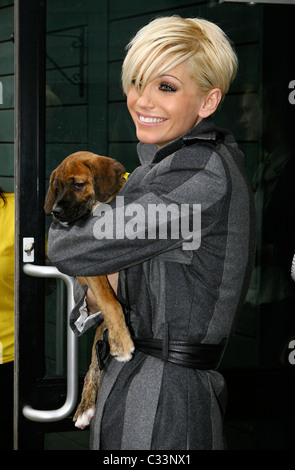 Sarah Harding di Girls Aloud al lancio di un prodotto innovativo e partenariato educativo tra cani fiducia e Nintendo a cani Foto Stock