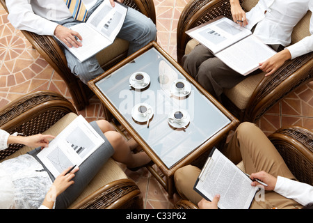 Immagine dell uomo d affari seduti in poltrona e azienda documento al business meeting Foto Stock