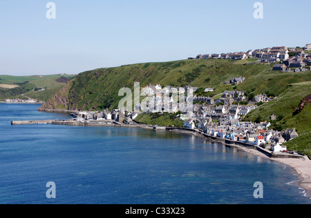 Vista di Gardenstown dalla diruta chiesa di St Johns, nel nord-est della Scozia Foto Stock