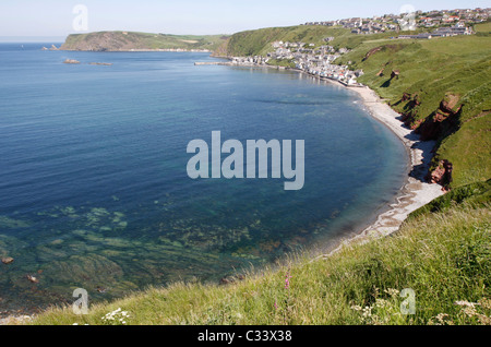 Vista di Gardenstown dalla diruta chiesa di St Johns, nel nord-est della Scozia Foto Stock