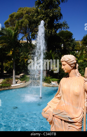 Inverno statua e fontana, Molino de Inca, Torremolinos, Costa del Sol, provincia di Malaga, Andalusia, Spagna, Europa occidentale. Foto Stock