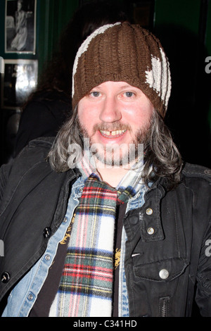 Damon Gough aka Badly Drawn Boy godendo di una notte fuori con gli amici in un night club nel centro di Londra. Londra, Inghilterra - 20.01.09 Foto Stock