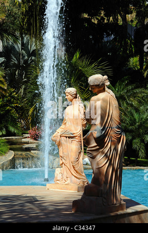 In estate e in inverno le statue, Molino de Inca, Torremolinos, Costa del Sol, provincia di Malaga, Andalusia, Spagna, Europa occidentale. Foto Stock