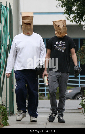 Shia LaBeouf cerca di nascondere la propria identità indossando un sacco di carta di maschera e sacchetto di plastica sopra il suo cast di polso come egli prende una passeggiata Foto Stock