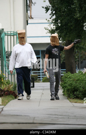 Shia LaBeouf cerca di nascondere la propria identità indossando un sacco di carta di maschera e sacchetto di plastica sopra il suo cast di polso come egli prende una passeggiata Foto Stock