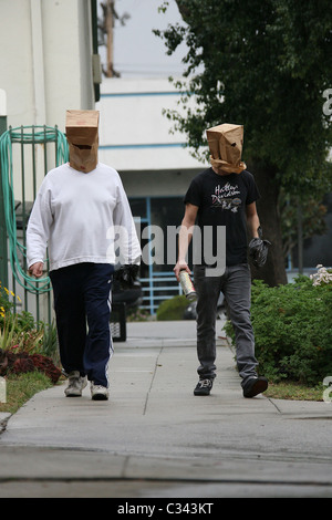 Shia LaBeouf cerca di nascondere la propria identità indossando un sacco di carta di maschera e sacchetto di plastica sopra il suo cast di polso come egli prende una passeggiata Foto Stock