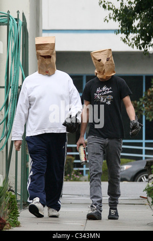 Shia LaBeouf cerca di nascondere la propria identità indossando un sacco di carta di maschera e sacchetto di plastica sopra il suo cast di polso come egli prende una passeggiata Foto Stock