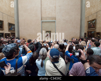 Enormi folle di turisti cercando di vedere la Mona Lisa dipinto di Leonardo da Vinci presso il museo del Louvre a Parigi Francia Foto Stock