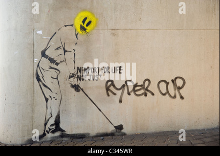 NEWPORT PER LA VITA NON SOLO LA RYDER CUP graffiti sul ciglio della strada sotto il cavalcavia in Newport South Wales UK Foto Stock