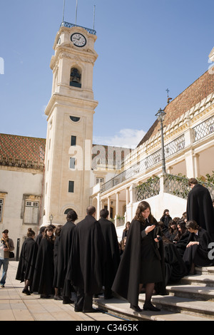 Nero-tappata studenti, abito tradizionale alla vecchia università di Coimbra, Portogallo Foto Stock