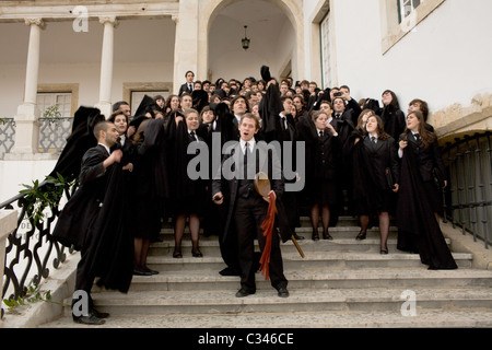 Nero-tappata studenti, abito tradizionale alla vecchia università di Coimbra, Portogallo Foto Stock