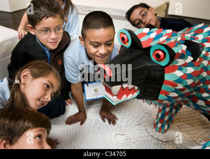 Gli studenti di Miami con arti per reagire di apprendimento per artwork da AJ Fosik a 'FAGE Studio: scoprire. Il gusto. Creare.' officina a Foto Stock