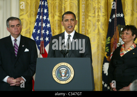 Il Presidente Usa Barack Obama, fiancheggiata da noi Trasporti Segretario Ray LaHood (L) e l'Agenzia per la Protezione Ambientale Foto Stock