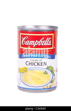 Una lattina di Campbell's Crema di zuppa di pollo su sfondo bianco Foto Stock