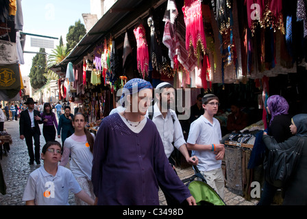 Famiglia ebraica passeggiando per le strade della città vecchia. Gerusalemme. Foto Stock