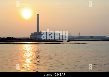 Fawley Power Station su Southampton acqua dove si congiunge con il Solent vicino a Calshot Hampshire, Inghilterra, Regno Unito Foto Stock