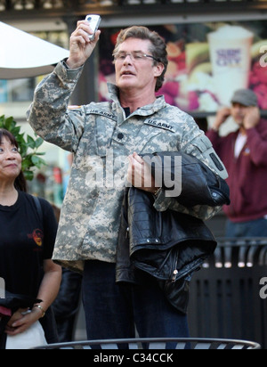 David Hasselhoff di scattare le foto durante la visita a Santa Grotta al Grove di Los Angeles, California - 11.12.08 Foto Stock