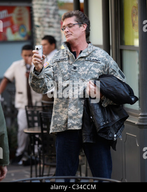 David Hasselhoff di scattare le foto durante la visita a Santa Grotta al Grove di Los Angeles, California - 11.12.08 Foto Stock