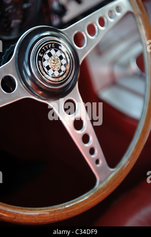 Chiudere fino al volante di una Jaguar E tipo vintage british auto sportiva Foto Stock