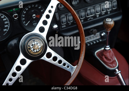 Dettaglio colpo del volante di sterzo e la scatola degli ingranaggi di una Jaguar E tipo vintage british auto sportiva Foto Stock