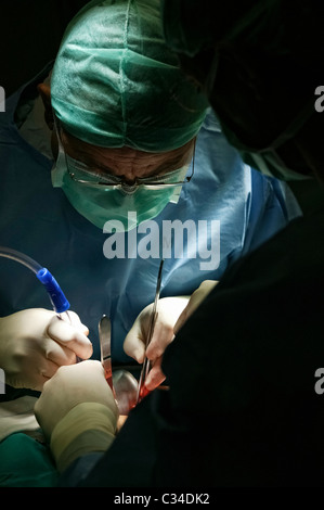 Due medici di eseguire un intervento chirurgico in ospedale in sala operatoria Foto Stock